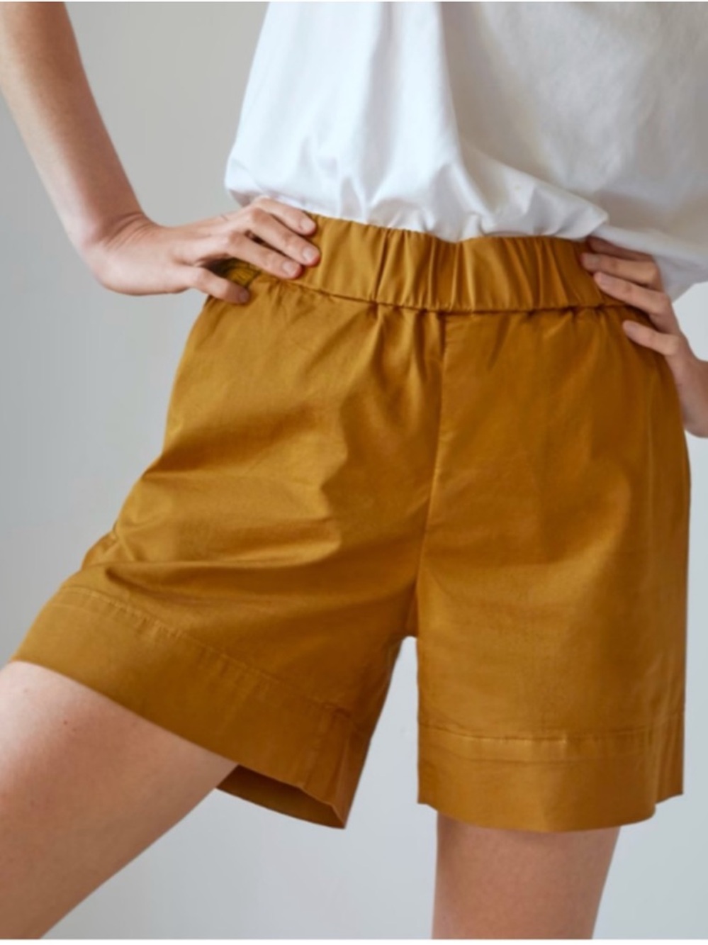 Everlane Women's The Easy Short Elastic Waist pull on shorts in Mustard size 6